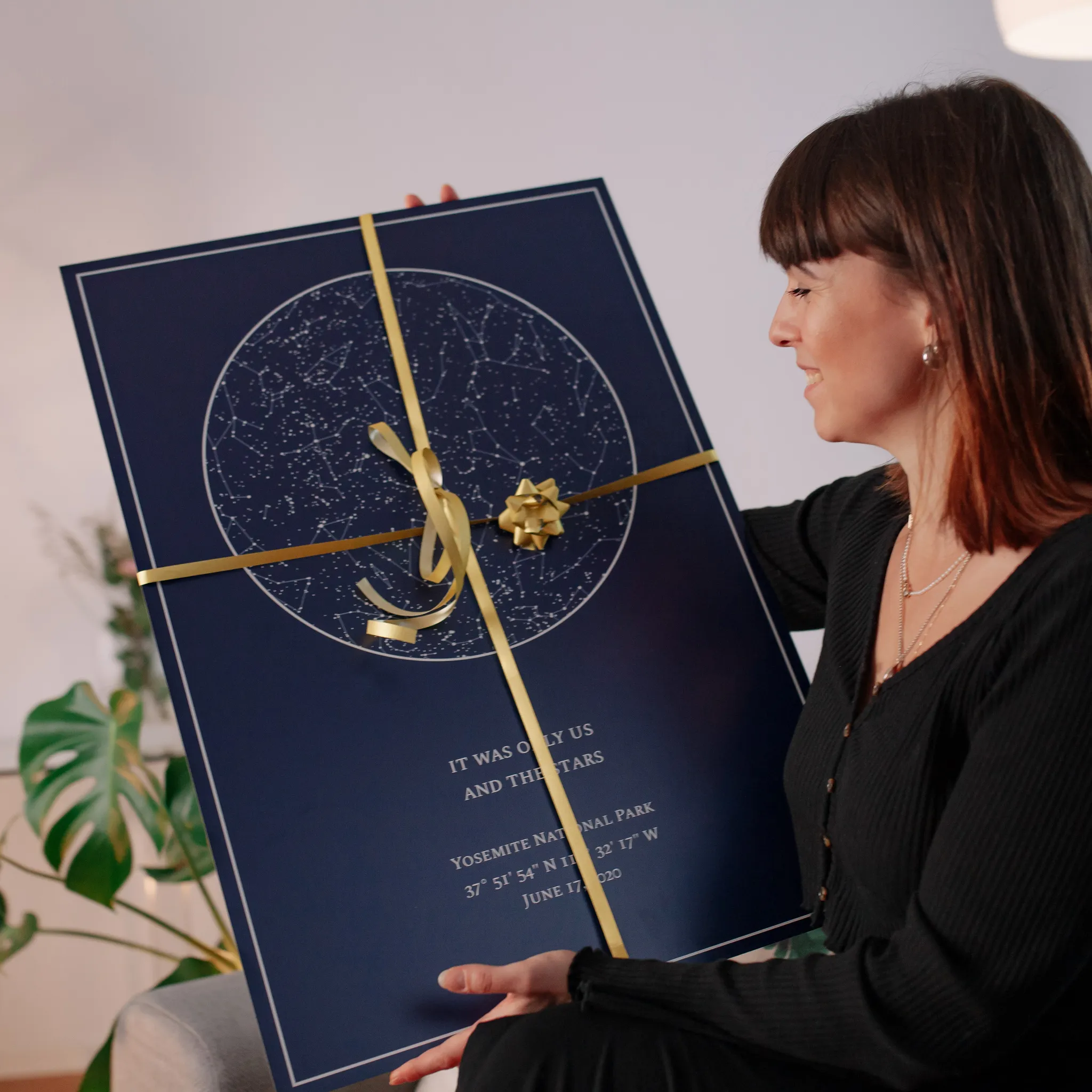 Women is smiling while holding a Star Map