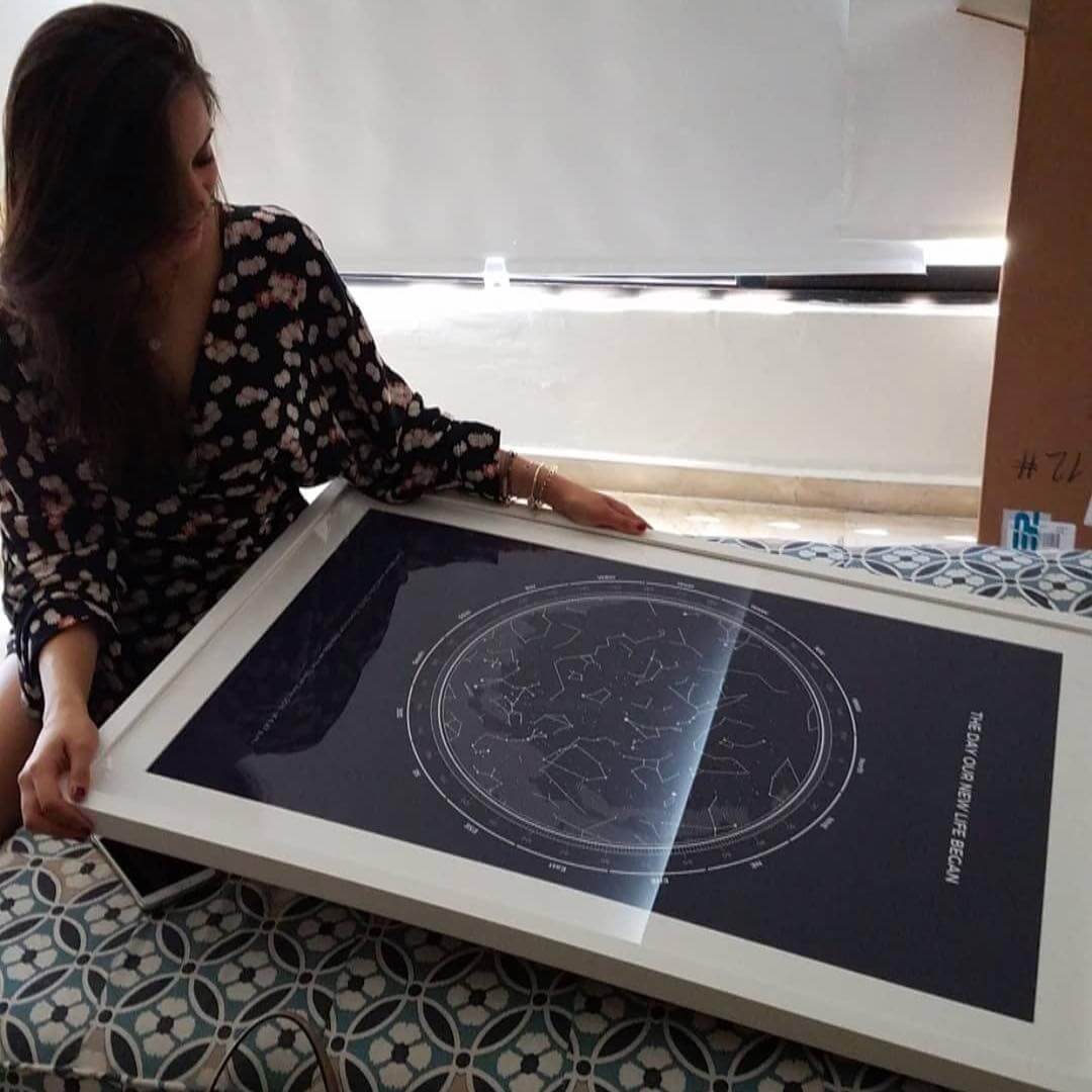 Women receiving a Large Star Map